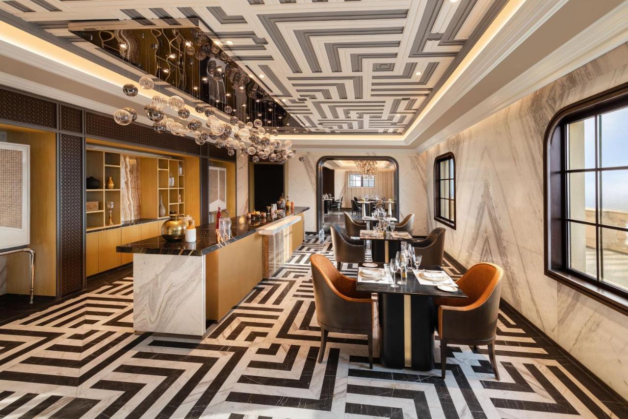 Itc Royal Bengal, A Luxury Collection Hotel, Kolkata Eksteriør bilde The restaurant on board
